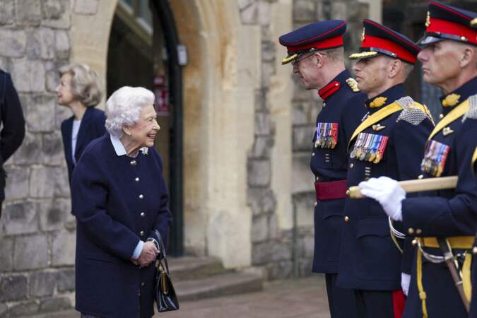 Ce mercredi 6 octobre, après avoir salué les militaires dans la cour du château de Windsor, Elizabeth II a continué à saluer les officiers. 