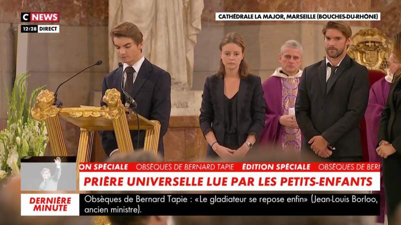 Les membres de la famille se recueillent lors des obsèques de Bernard Tapie en la cathédrale de la Major, à Marseille, le 8 octobre 2021.