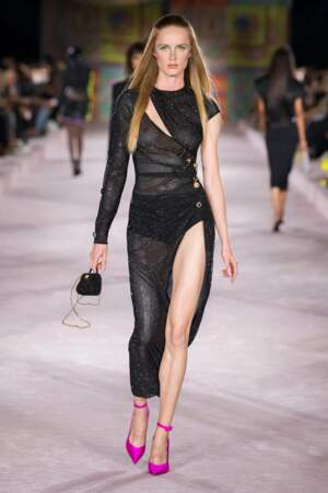 Micro-sac noir avec robe de soirée, une grande tendance de l'été prochain chez Versace printemps-été 2022