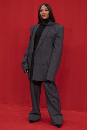 Un max d'effet sur la divine Naomi Campbell en ensemble large et veste oversize chez Balenciaga SS22