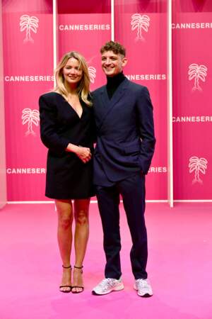 Virginie Efira divine au bras son compagnon Niels Schneider, ce samedi 9 octobre, à Cannes