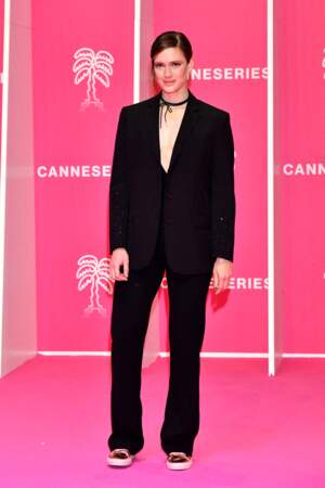 Krista Kosonen élégante pour sa venue au Palais des Festivals à Cannes, le 9 octobre