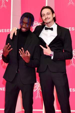 Geeeko et Romeo Elvis prennent la pose sur le tapis rose de Canneseries, le 9 octobre