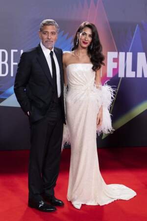 Amal Clooney en 2021 : en robe longue fourreau blanche à la première du film "The Tender Bar"