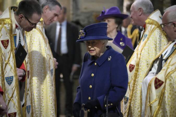 Elizabeth II a récupéré sa canne pour sortir de l'abbaye de Westminster et allait discuter avec les religieux qui ont célébré la messe.