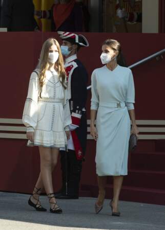 L'infante Sofia d'Espagne porte une robe blanche bohème courte et brodée