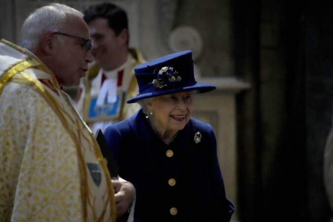 La reine dAngleterre, suivie de près par la princesse Anne, après la cérémonie donnée en l'abbaye de Westminster, à Londres, Royaume Uni, le 12 octobre 2021.