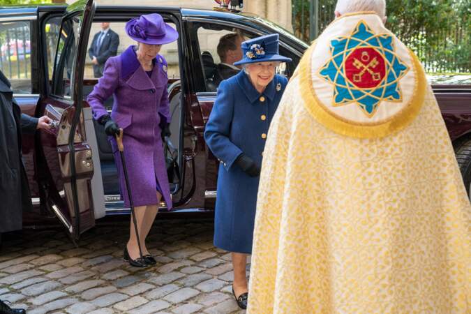 La princesse Anne a accompagné sa mère, la reine, à l'abbaye de Westminster, et lui a donné sa canne en sortant de la voiture.