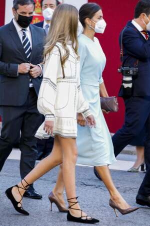 La reine Letizia dEspagne et L'infante Sofia d'Espagne assorties dans des tenues de la même teinte
