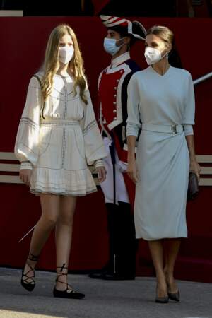 La reine Letizia d'Espagne et sa fille l'infante Sofia d'Espagne lors de l'hommage au drapeau national et à la parade militaire, à l'occasion du Jour de Christophe Colomb 2021 à Madrid, le 12 octobre 2021