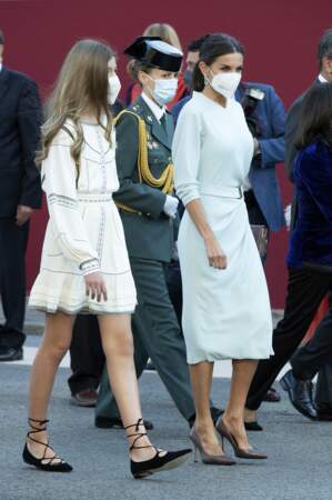 La reine Letizia d'Espagne et l'infante Sofia d'Espagne : la jeune femme est déjà plus grande que sa mère, lors de l'hommage au drapeau national et à la parade militaire, à l'occasion du Jour de Christophe Colomb 2021 à Madrid, le 12 octobre 2021