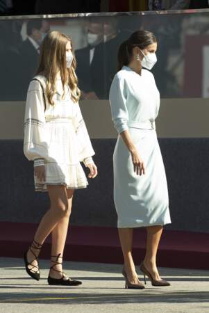 La reine Letizia d'Espagne et l'infante Sofia d'Espagne lors de l'hommage au drapeau national et à la parade militaire, à l'occasion du Jour de Christophe Colomb 2021 à Madrid, le 12 octobre 2021
