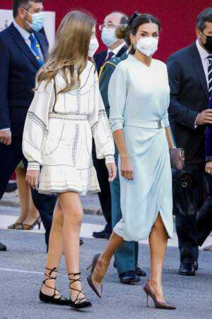La reine Letizia d'Espagne et l'infante Sofia d'Espagne, déjà plus grande qu'elle, lors de l'hommage au drapeau national et à la parade militaire, à l'occasion du Jour de Christophe Colomb 2021 à Madrid, le 12 octobre 2021