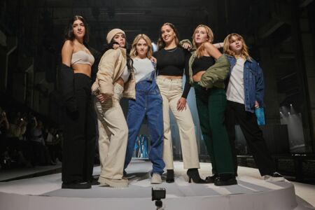 Leni Klum entourée des mannequins du défilé de sa collection pour l'enseigne de mode en ligne ABOUT YOU, le 12 septembre 2021 à Berlin. 