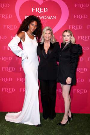 Cindy Bruna et Emma Roberts entourent Valérie Samuel, la vice-présidente et directrice artistique de FRED 