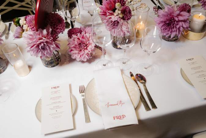 Un menu d'exception et des serviettes de table brodées au nom des invités lors du dîner FRED