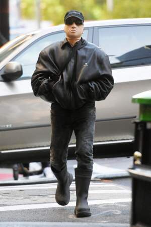 Kanye West a surpris les photographes en se baladant dans les rues de New York, le visage recouvert d'un masque en latex, ce mardi 19 octobre 2021.