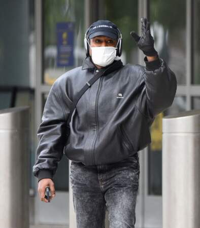 Peu de temps après son arrivée à l'aéroport JFK de New York, Kanye West a remplacé son masque en latex par le traditionnel masque sanitaire, ce mardi 19 octobre.