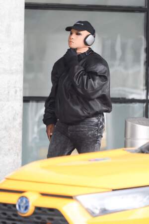Après sa balade dans les rues de New York, Kanye West a gardé son masque en latex à son arrivée à l'aéroport JFK de New York, ce mardi 19 octobre 2021.