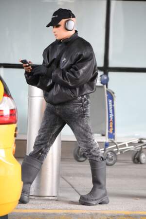 Pour prendre l'avion, Kanye West a misé sur une veste en cuir de la marque Balenciaga et une casquette de baseball, à l'aéroport JFK de New York, ce mardi 19 octobre 2021.