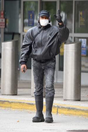 Le masque sanitaire recouvrant presque l'intégralité de son visage et la casquette de baseball sur la tête, Kanye West pouvait presque passer incognito à l'aéroport JFK de New York, ce mardi 19 octobre 2021.
