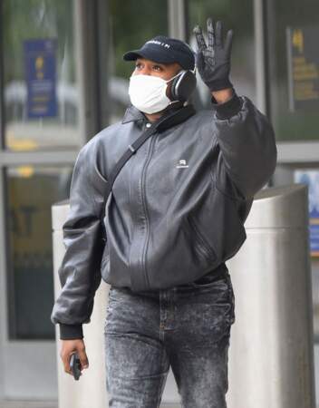 Après avoir fait tomber son masque en latex, le rappeur Kanye West dévoilait les traits de son visage sous un masque sanitaire blanc, à l'aéroport JFK de New York, ce mardi 19 octobre 2021.