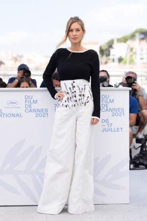 Dylan Penn en pantalon large à taille haute, subtilement orné de brins de lavande brodés, un look très chic une nouvelle fois signé Chanel, lors du photocall du film "Flag Day" à Cannes, le 11 juillet 2021.