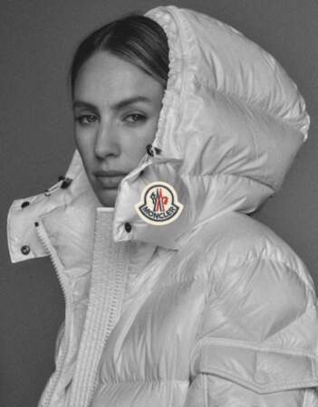 Dylan Penn, belle égérie de la campagne "We Love Winter" pour les doudounes Moncler, dévoilée en octobre 2021. 