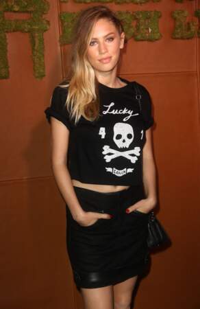 Dylan Penn opte pour un look rock en t-shirt et jupe mini noire, à l'occasion de la soirée organisée par la marque Coach à New York le 23 juin 2015.