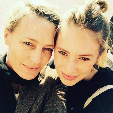 Dylan Penn et Robin Wright, une ressemblance troublante entre mère et fille, régulièrement exposée sur les réseaux sociaux, comme sur ce selfie partagé en 2015 par la star de la série "House of Cards". 