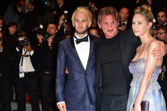 Une montée des marches en famille pour Sean Penn qui s'est entouré de ses enfants Hopper et Dylan pour la projection de son film "The Last Face" lors du Festival de Cannes, le 20 mai 2016.