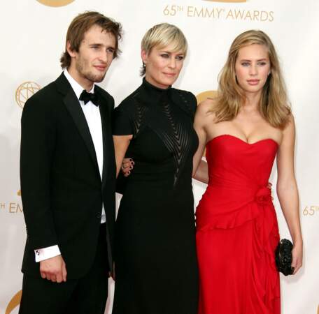 Dylan Penn aux côtés de sa mère Robin Wright et de son frère Hopper, lors de la cérémonie des Emmy Awards en 2013 à Los Angeles.