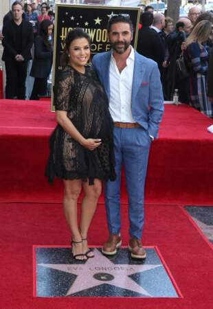 Eva Longoria, enceinte et très épanouie en robe courte en 2018
