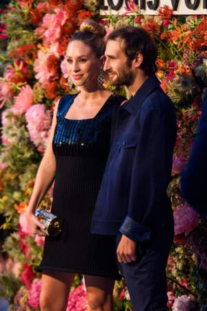 Dylan Penn accompagnée de son frère Hopper, lors du dîner Louis Vuitton à l'occasion du 74ème Festival International du Film de Cannes, le 13 juillet 2021.