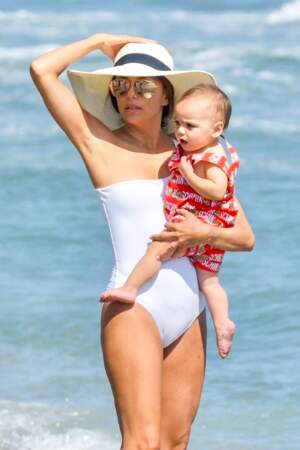 Eva Longoria avec son bébé, un an après son accouchement