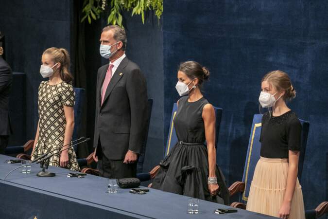 Le roi Felipe V et la reine Letizia entouré de leurs filles pendant la remise des prix de la fondation, le 22 octobre