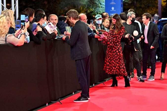 Guillaume Canet et Laetitia Casta saluent la foule lors de la 3ème édition du Festival Cinéroman à Nice, le 23 octobre 2021. 