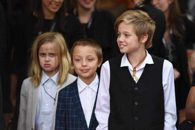 Vivienne Marcheline (derrière) et Knox Leon Jolie-Pitt (au milieu) sont les jumeaux d'Angelina Jolie et Brad Pitt  