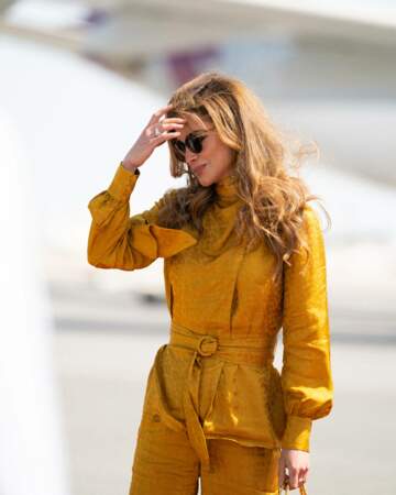 La reine Rania de Jordanie aime les faux col roulé, ici l'effet est joué par un foulard fin assorti à sa combinaison, le 13 octobre 2021.
