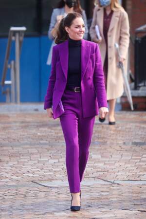 Kate Middleton en costume flashy et pull col roulé en Irlande