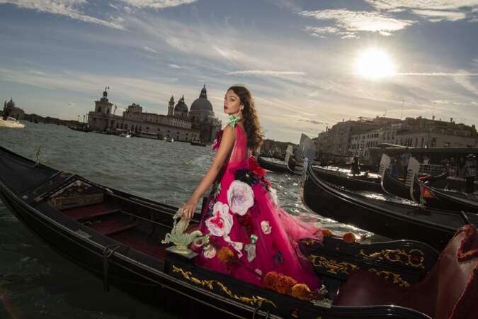 Deva Cassel dans une impressionnante robe corset en tulle ornée de fleurs brodées et de rubans en satin, taffetas, mousseline de soie et organza, une pièce unique signée Dolce & Gabbana, pour la collection haute couture de la maison italienne. 
