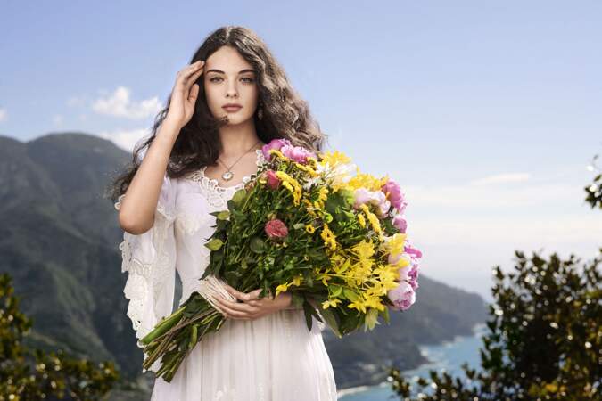 Deva Cassel pose pour la campagne du parfum "Shine", pour la maison italienne Dolce & Gabbana.