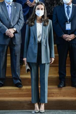 La reine Letizia d'Espagne en costume bleu canard et top blancc