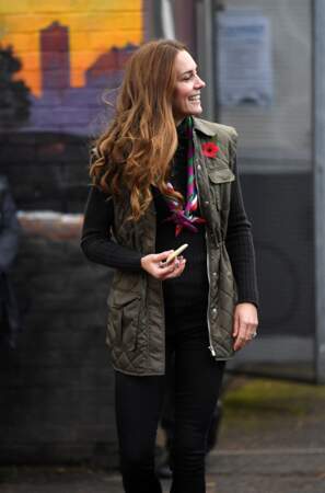 Kate Middleton portait un pull col roulé noir en caxchemire de la marque écossaise Really Wild à 405 €.
