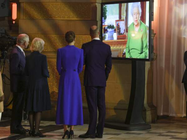 Le prince Charles, Camilla Parker Bowles, Kate Middleton et le prince William, visionnent le discours de la reine Elizabeth, contrainte au repos, à Londres, le 1er novembre.