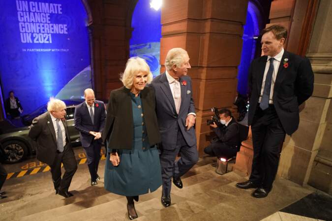 Boris Johnson, le prince William, duc de Cambridge, Camilla Parker Bowles, duchesse de Cornouailles, le prince Charles, prince de Galles montent les marches du Musée Kelvingrove, le 1er novembre.