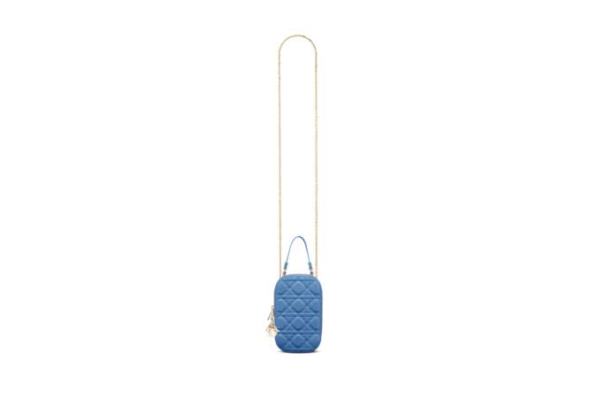Etui pour téléphone Lady Dior en cuir d''agneau cannage couleur bleuet, 790 €