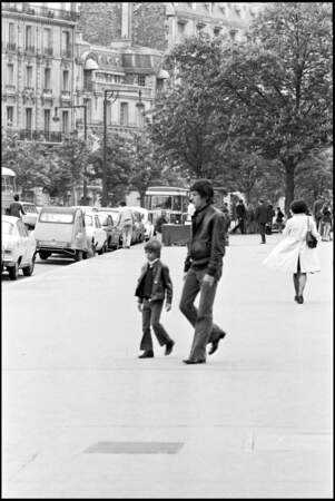 Alain Delon en blouson de cuir, et pantalon denim évasé dans les années 70 : La mode est un éternel recommencement. 