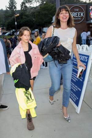 Milla Jovovich et sa fille Ever Anderson à leur arrivée au concert de Billie Eilish au Greek Theater à Los Angeles, le 11 juillet 2019.