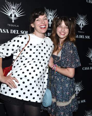 Milla Jovovich et sa fille Ever Anderson au lancement du livre de Brian Bowen Smith "Drivebys" à Los Angeles, le 21 octobre 2021. Ever porte une robe vintage à imprimé fleuri dessinée par sa mère pour sa collection "Jovovich Hawk" lancée au milieu des années 2000.